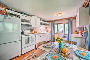 Interior - Vibrant Putney Cabin w/ Fire Pit: Hike & Ski! (Putney)