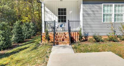 Near Shopping & Dining: Pet-friendly Dallas Apt!