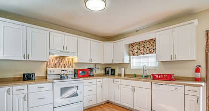 12 Mi to Myrtle Beach: Peaceful Abode in Conway!
