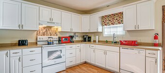 12 Mi to Myrtle Beach: Peaceful Abode in Conway!