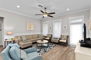 Living area - Sea Breeze Cottage - Private Home At The Shores 3 Bedroom Home (South Padre Island)