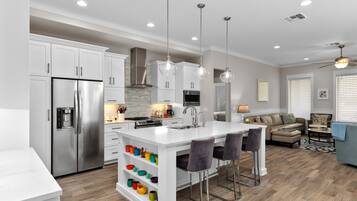 House, 3 Bedrooms | Private kitchen | Fridge, oven, coffee/tea maker, toaster