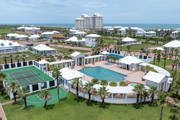 House, 3 Bedrooms | Sport court
