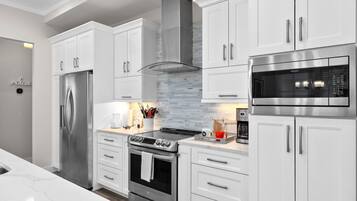 House, 3 Bedrooms | Private kitchen | Fridge, oven, coffee/tea maker, toaster