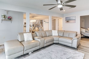 House (4 Bedrooms) | Interior - Luxury Lakefront Retreat w/ Dock in Runaway Bay (Bridgeport)