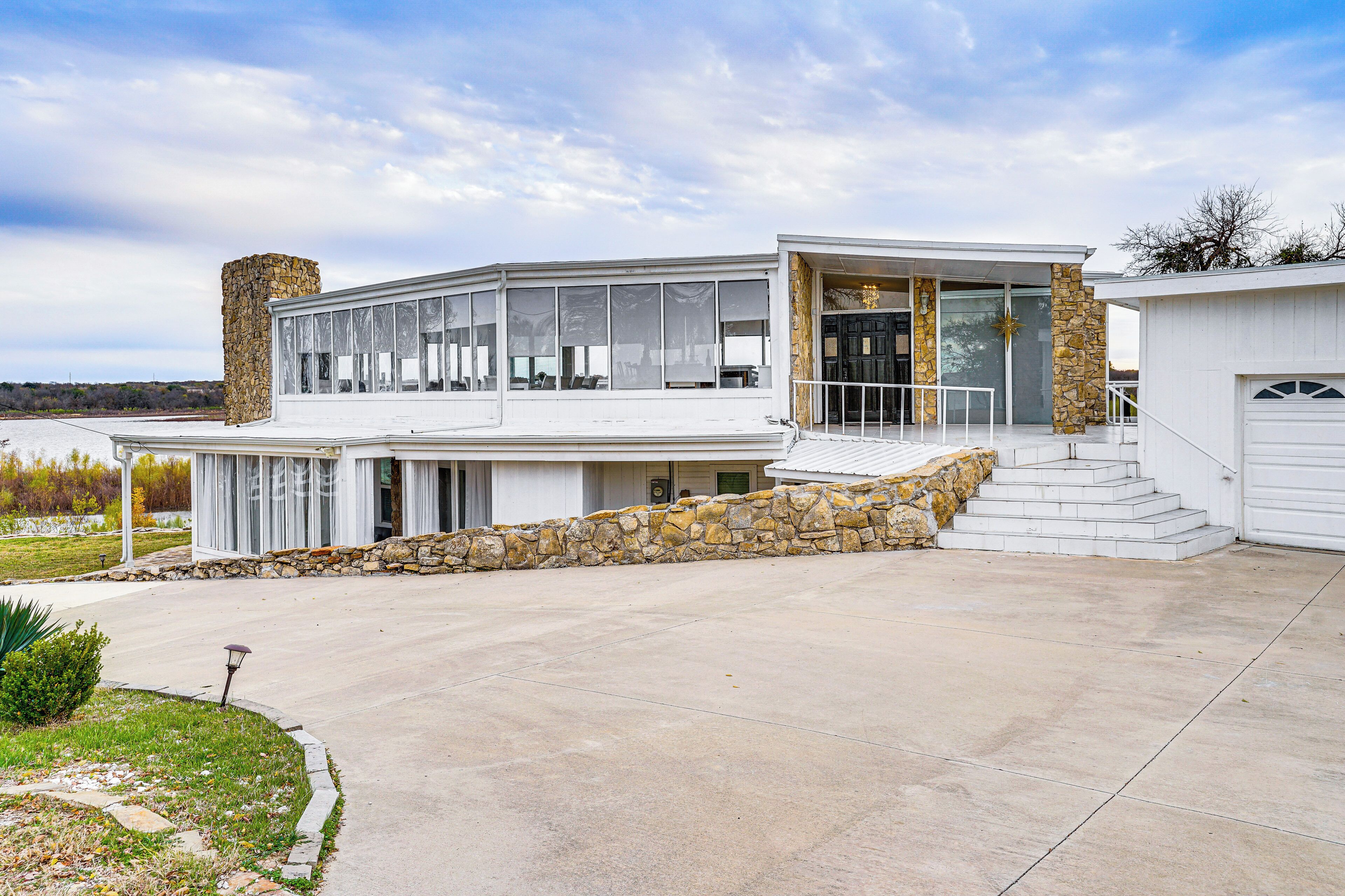 House (4 Bedrooms) | Front of property