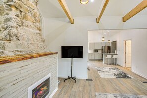 Interior - Walk to Cordell Hull Lake: Chestnut Mound Cottage (Chestnut Mound)