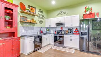 House (3 Bedrooms) | Interior