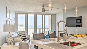 Una cucina moderna con un'isola grande, un'area pranzo con vista e un balcone panoramico.