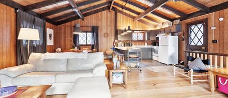 Chalé, 3 quartos | Área de estar | Smart TV