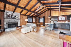 Chalet, 3 chambres | Coin séjour