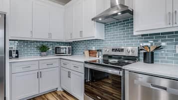 Nhà, 2 phòng ngủ | Bếp riêng | Tủ lạnh, lò nướng, bếp nấu, dụng cụ pha cà phê/trà