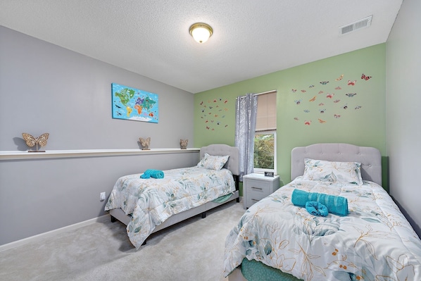 3 bedrooms, desk, laptop workspace, iron/ironing board - Beautiful Townhome 11 Minutes To Downtown 3 Bedroom Townhouse (Kansas City)
