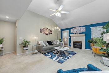 Beautiful Townhome 11 Minutes To Downtown 3 Bedroom Townhouse