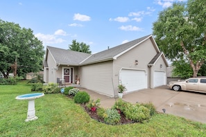 Exterior - Beautiful Townhome 11 Minutes To Downtown 3 Bedroom Townhouse (Kansas City)