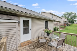 Townhome, 3 Bedrooms | Outdoor dining - Beautiful Townhome 11 Minutes To Downtown 3 Bedroom Townhouse (Kansas City)
