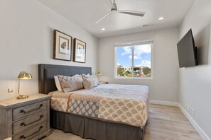 5 habitaciones, escritorio y espacio para trabajar con laptop