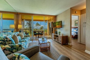 Condo, 2 Bedrooms | Living area