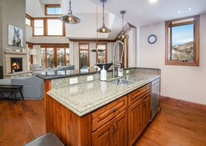 Condo, 4 Bedrooms | Interior