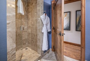 Condo, 4 habitaciones | Baño | Toallas y shampoo 