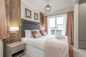 1 bedroom, iron/ironing board, free WiFi, bed sheets - Lodge No 23 | Hot Tub | St Andrews Lodge Park (Strathkinness)