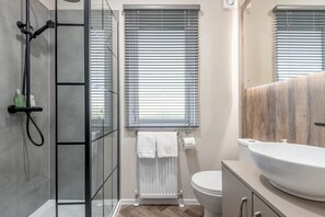 Douche, sĂšche-cheveux, serviettes fournies