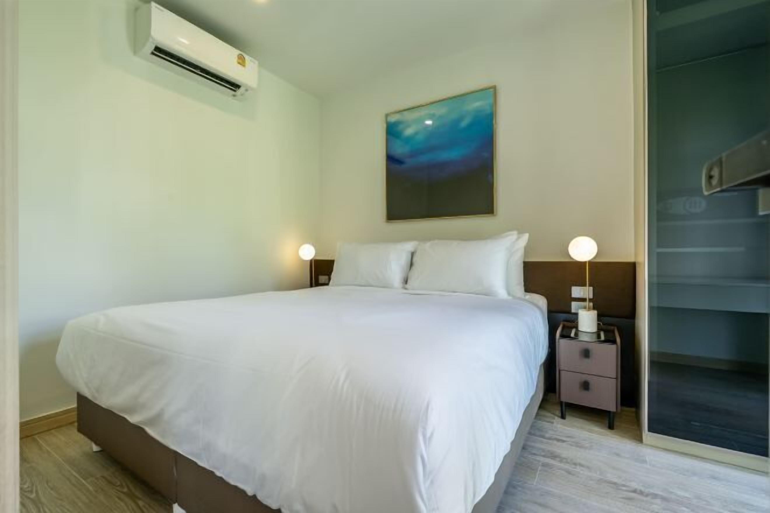 客房內保險箱、筆電工作空間、遮光布/窗簾、隔音