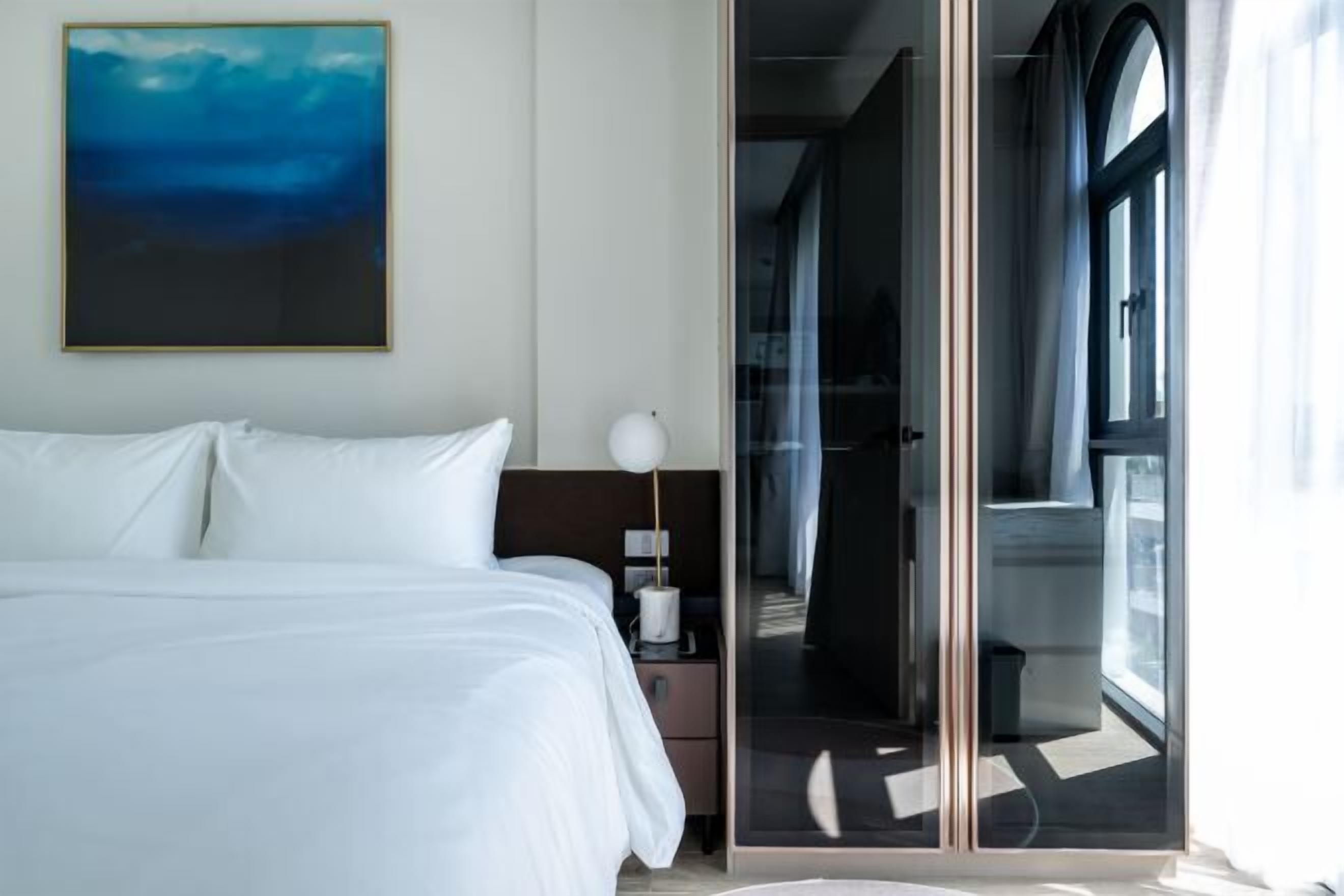 客房内保险箱、笔记本电脑工作区、遮光窗帘、隔音