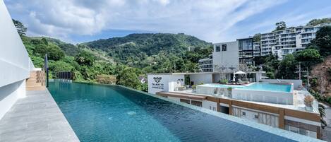 Alberca al aire libre, camas balinesas gratuitas y camastros