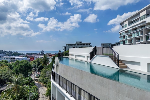 Una piscina al aire libre, camas de piscina gratis