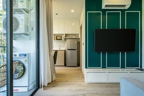 客房內保險箱、筆電工作空間、遮光布/窗簾、隔音