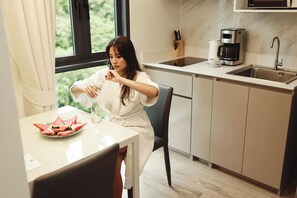 Apartamento, vistas al río | Cocina privada | Frigorífico, microondas, placa de cocina y hervidor eléctrico