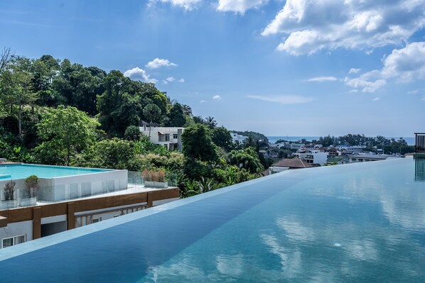 Outdoor pool, open 7:00 AM to 9:00 PM, free pool cabanas, pool loungers - Palmetto Park Residence (Karon)