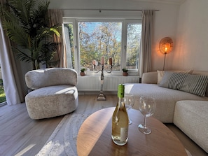 Smart TV - Forest view holiday house with private jacuzzi (Hoenderloo)