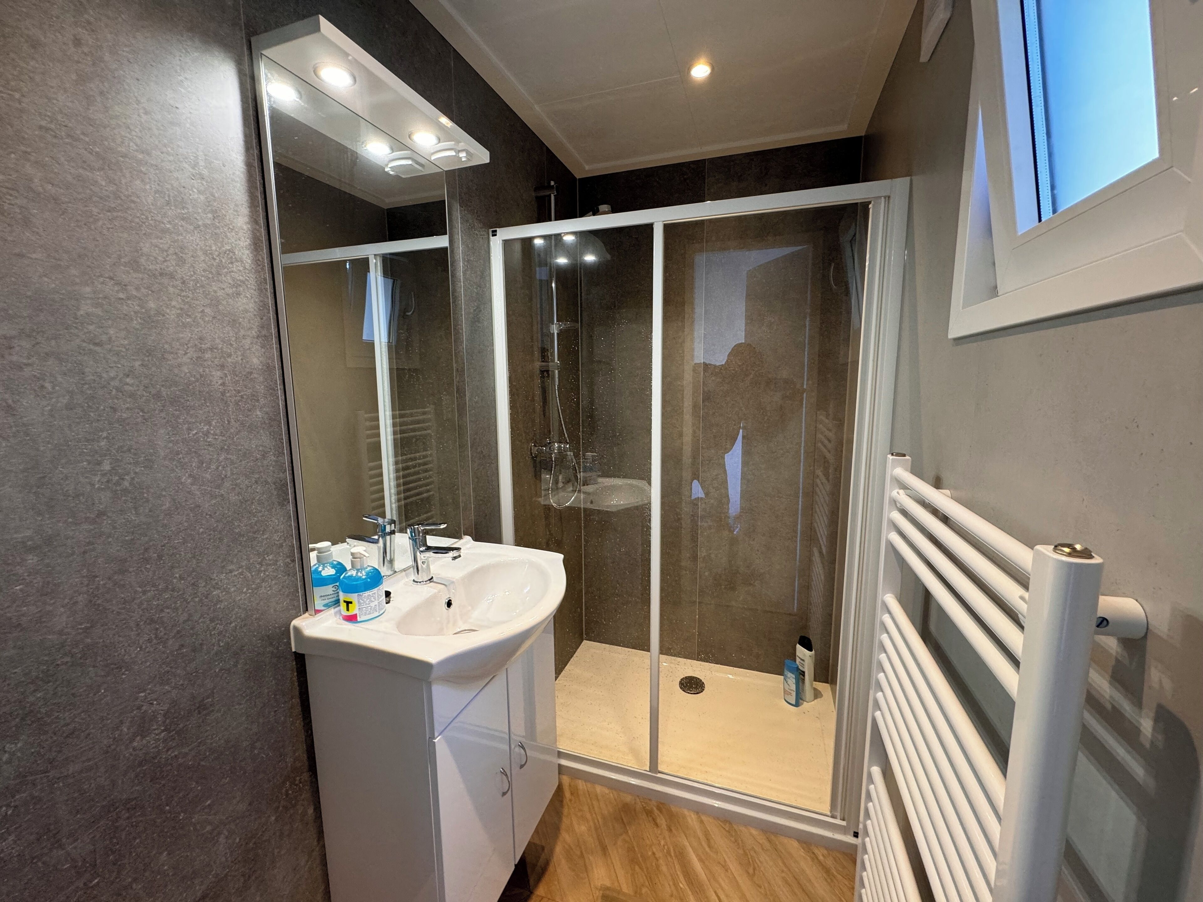Een douche, een haardroger, handdoeken, zeep