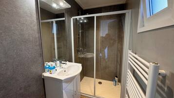 Een douche, een haardroger, handdoeken, zeep