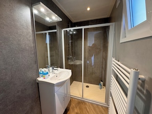 Douche, séchoir à cheveux, serviettes fournies, savon