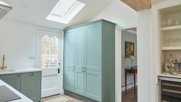 Jääkaappi, uuni, liesi, astianpesukone