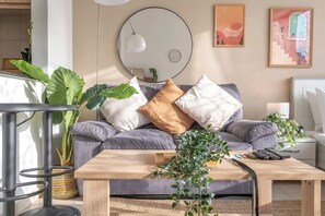 TV - Free housekeeping visits during your stay - StayShort - Modern & Inviting Studio in Discovery Gardens (Discovery Gardens)
