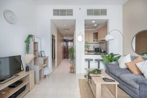 TV - Free housekeeping visits during your stay - StayShort - Modern & Inviting Studio in Discovery Gardens (Discovery Gardens)