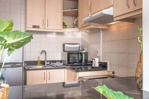 Geladeira, cadeirão de bebê, talheres/pratos/utensílios de cozinha