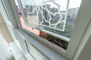 Interior - Free housekeeping visits during your stay - StayShort - Modern & Inviting Studio in Discovery Gardens (Discovery Gardens)