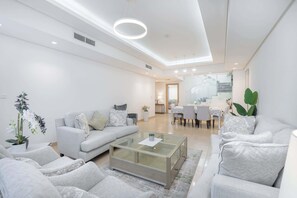 TV - StayShort - Villa in Gardenia, Jebel Ali for Family of 5! (Jebel Ali)