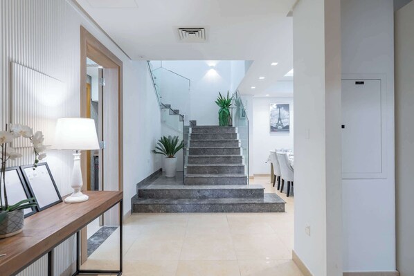 المنشأة من الداخل