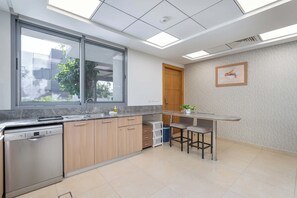 Fridge, microwave, stovetop, toaster - StayShort - Villa in Gardenia, Jebel Ali for Family of 5! (Jebel Ali)