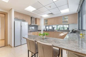 ثلاجة، ميكروويف، موقد طهي مسطح، محمصة خبز