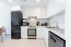 Réfrigérateur, micro-ondes, plaque de cuisson, grille-pain