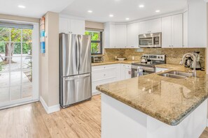 冷蔵庫、電子レンジ、オーブン、コンロ