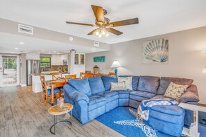 Téléviseur connecté, table de baby-foot, livres