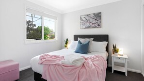 6 Schlafzimmer, Bügeleisen/Bügelbrett, Reisekinderbett, WLAN